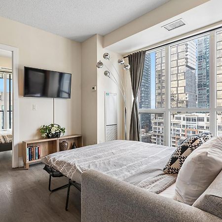 3 Bedroom Beside Cn Tower With Parking Downtown Toronto Esterno foto