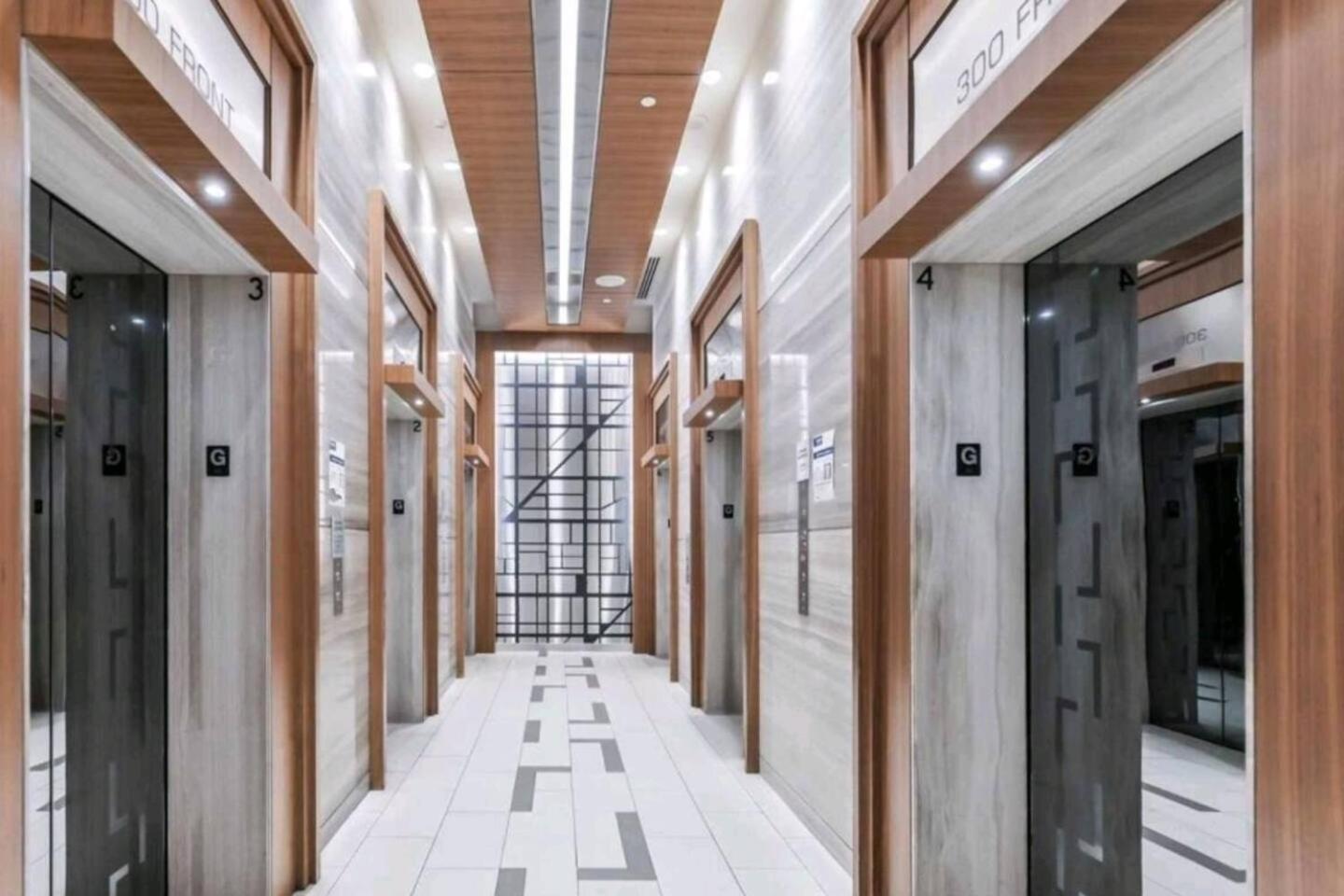3 Bedroom Beside Cn Tower With Parking Downtown Toronto Esterno foto