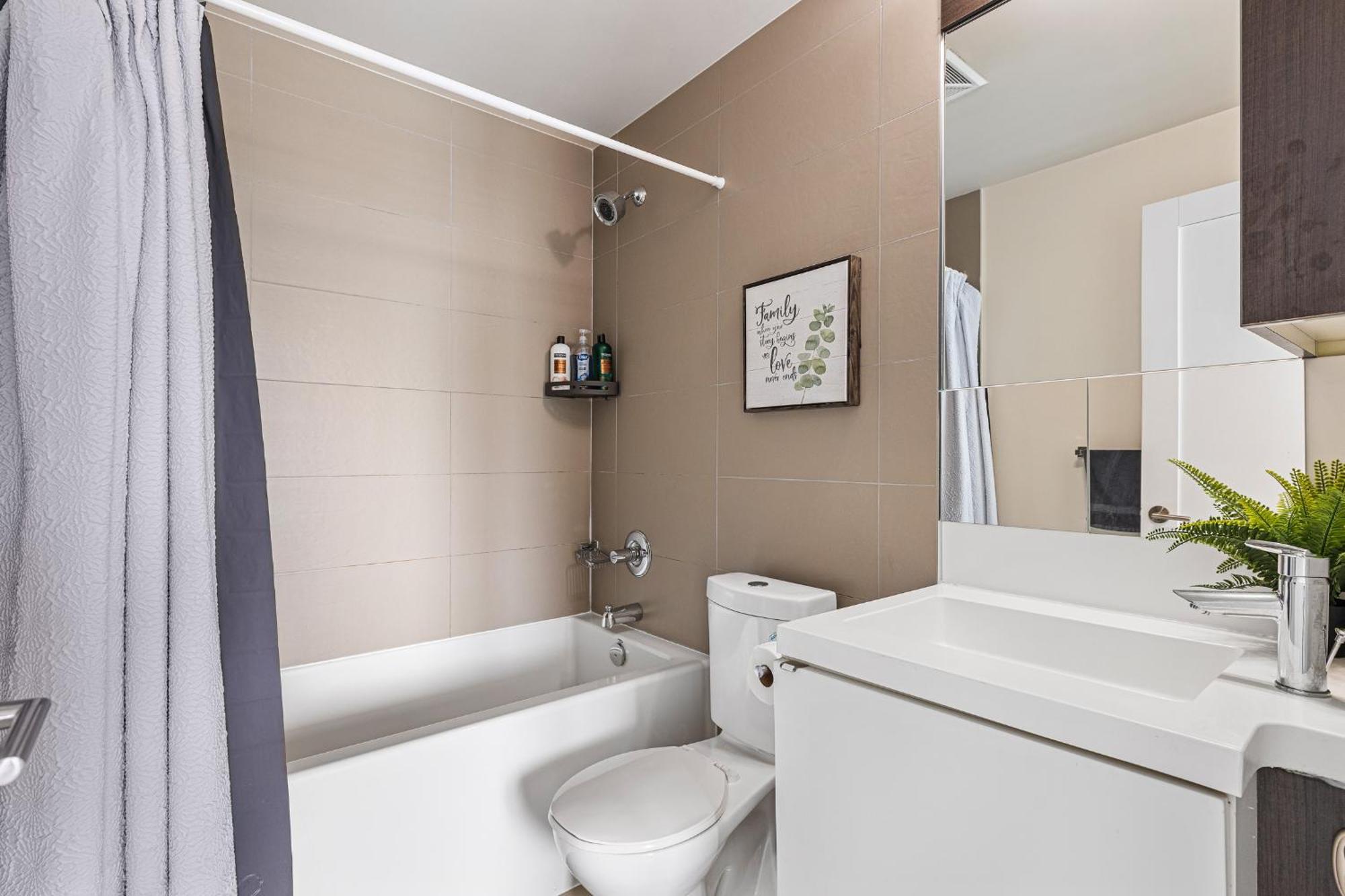 3 Bedroom Beside Cn Tower With Parking Downtown Toronto Esterno foto